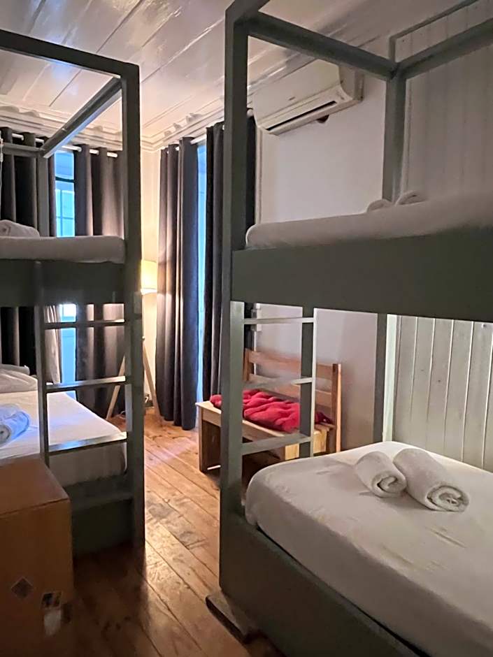 Alface Hall Hostel & Bar