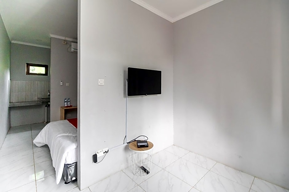 RedDoorz Plus near Jungeland Sentul