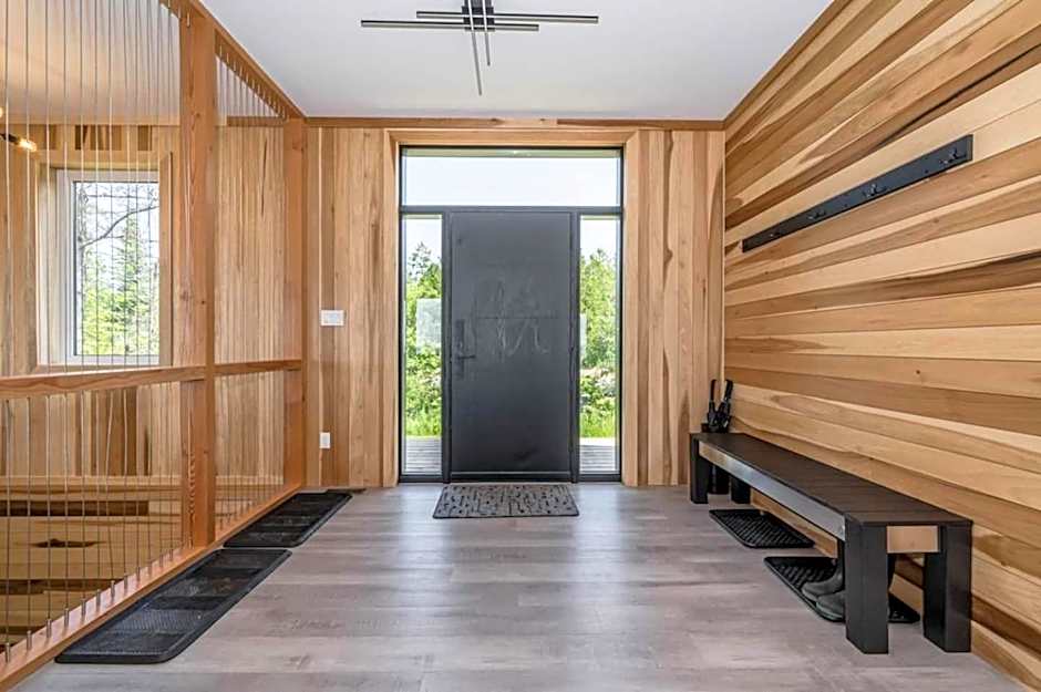 Huronia Luxury Lakefront Views & Game Room!