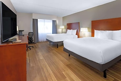 Deluxe Queen Room with Two Queen Beds and City View - Mobility Access/Non-Smoking