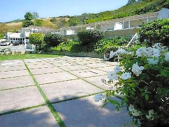 Malibu Country Inn