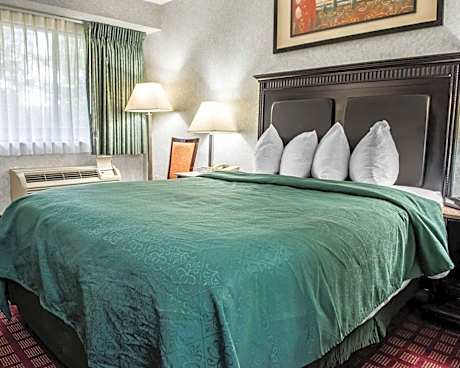 Queen Room - Non-Smoking