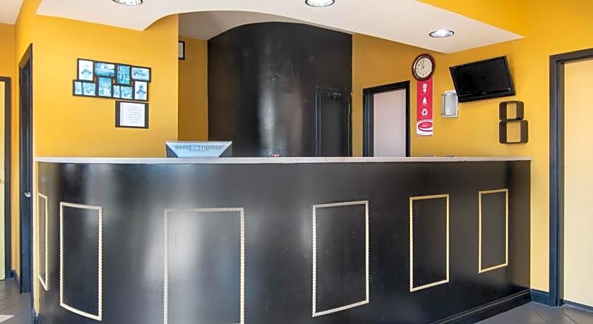 Econo Lodge Inn & Suites