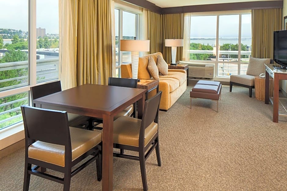 DoubleTree by Hilton Hotel Boston Bayside