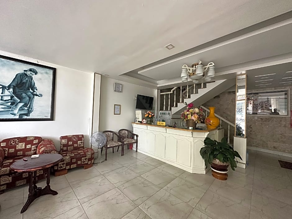 OYO 1196 Le Vu Hotel