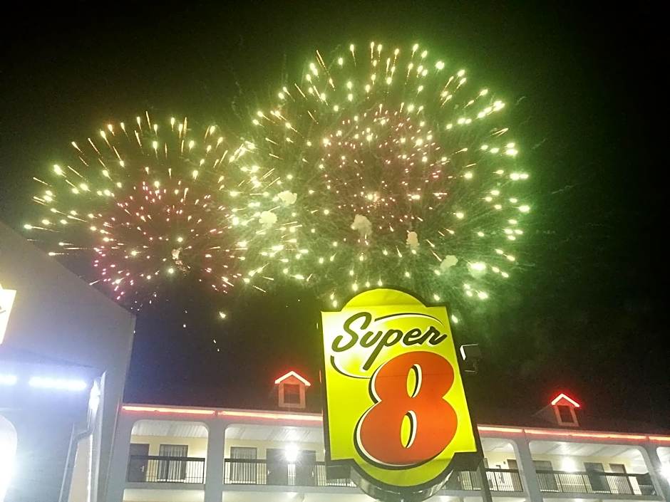 Super 8 by Wyndham Pigeon Forge Dollywood Lane