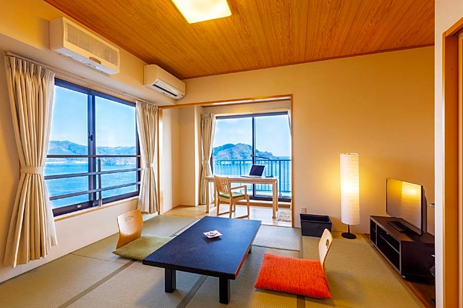 Photo 1 of 6 of Deluxe Ocean, Top Floor