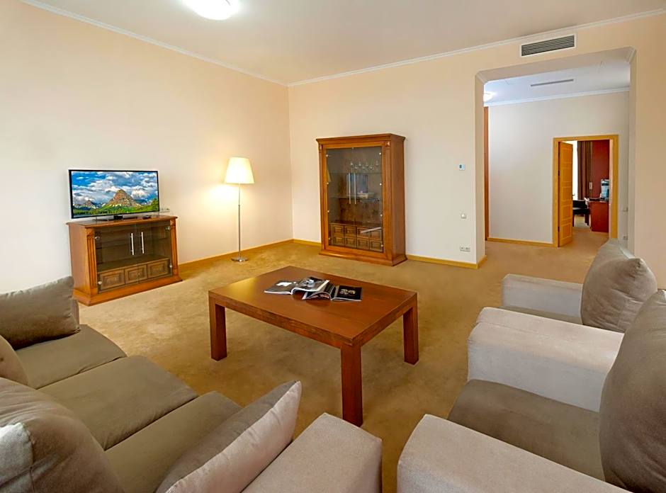 Ani Plaza Hotel