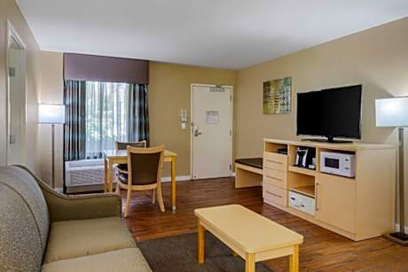 King Suite with Walk-In Shower and Two Sofa Beds - Disability Access/Non-Smoking