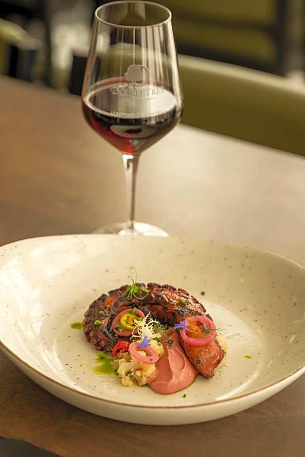 DoubleTree By Hilton Montreal Airport