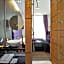Hotel In - Lounge Room