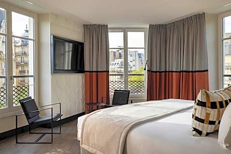 Junior Suite with Eiffel Tower View