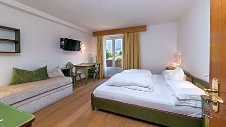 Deluxe Five-Bedroom Apartment