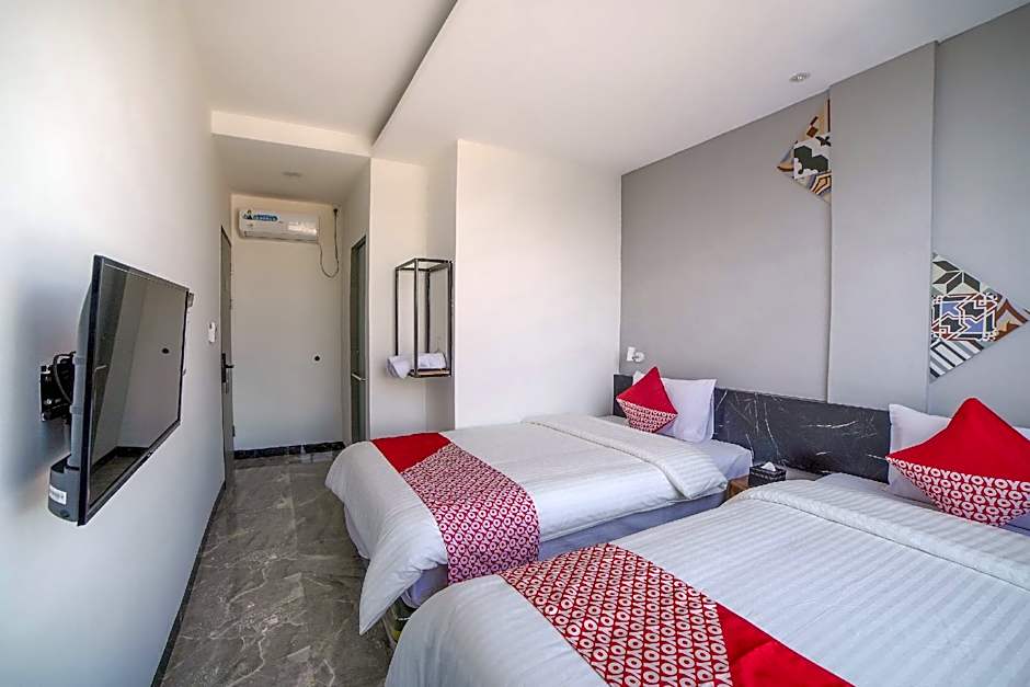 OYO 90447 Kardopa Hotel Megapark