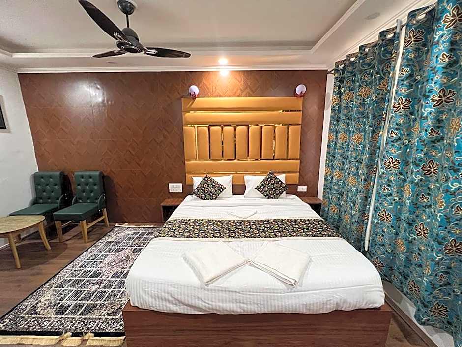 Pandith Exotics Hotel And Restaurant 