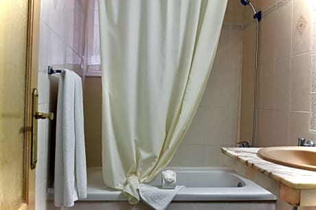 STUDIO 1 ADULT