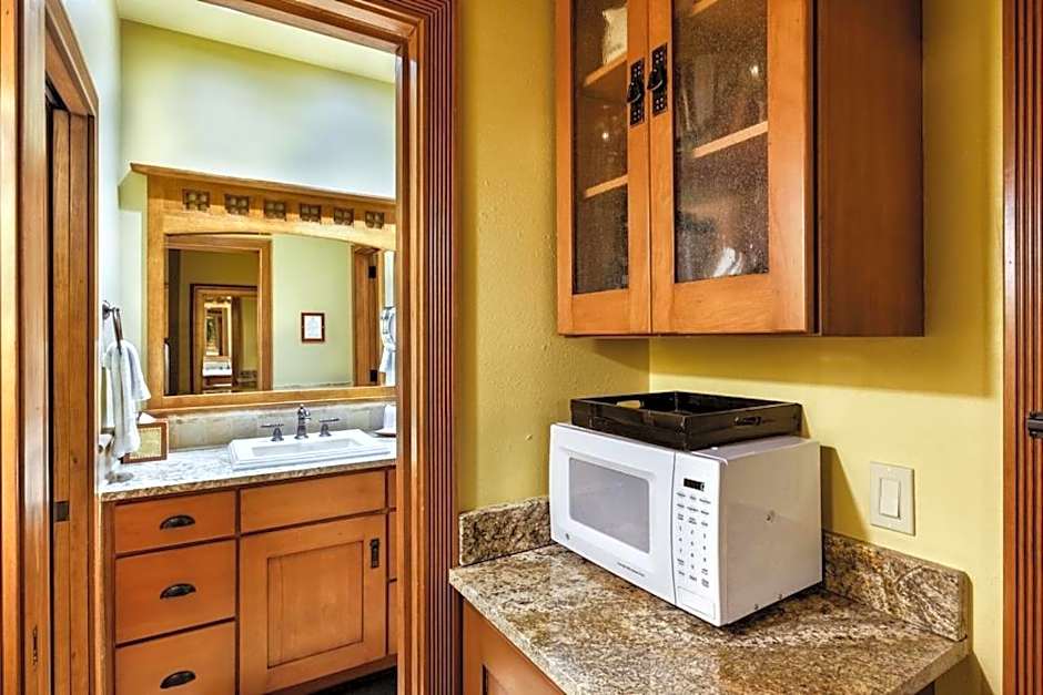 Independence Square Unit 309, Downtown Hotel Room with A/C in Aspen, Wet Bar & More
