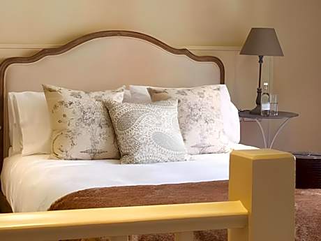 Double room-Standard-Ensuite with Bath-with Shower- Room 1