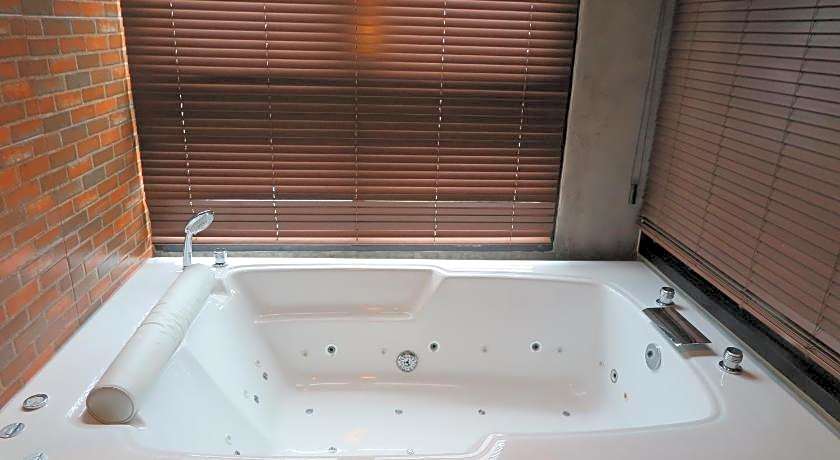 V20 Boutique Jacuzzi Hotel