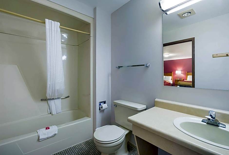 Econo Lodge Inn & Suites Escanaba North