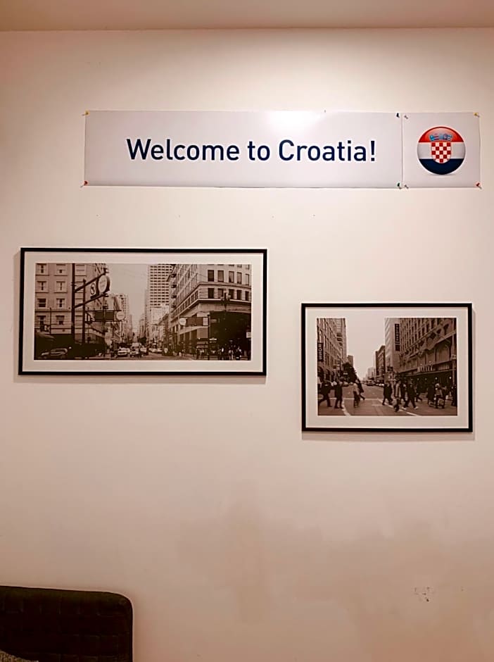 Lovecroatia Zagreb-'Paxnest' HOSTEL, No party! Cozy and quiet! Separated Men and women's Dormitory and Shower room! Indoor shoes provided! Lower beds with curtains for privacy! Maximum 4-5 beds per room! Fully prepared bed sheets! Have Laundry shop