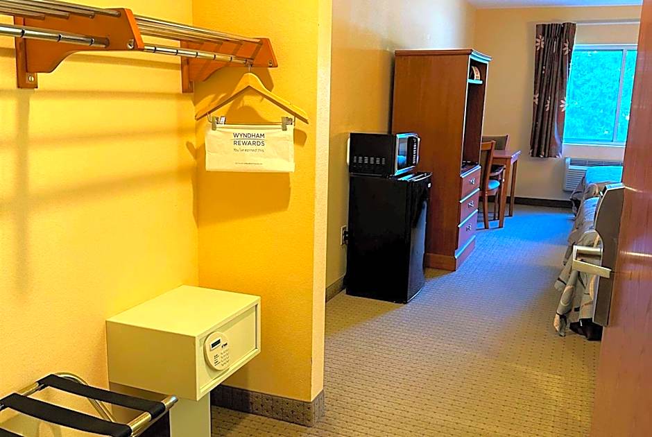 Super 8 by Wyndham Topeka at Forbes Landing