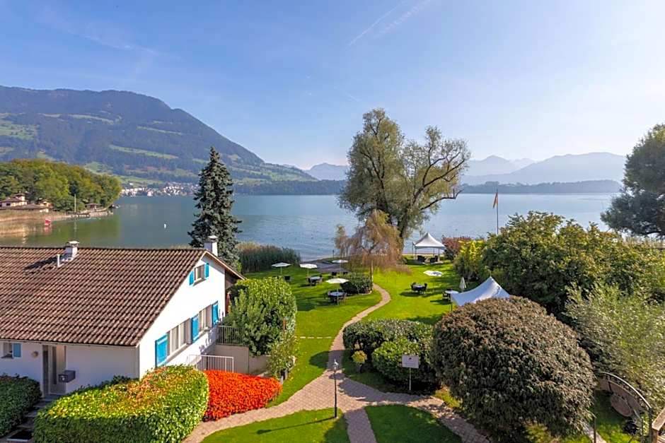 Schloss-Hotel am See - Swiss-Chalet Merlischachen
