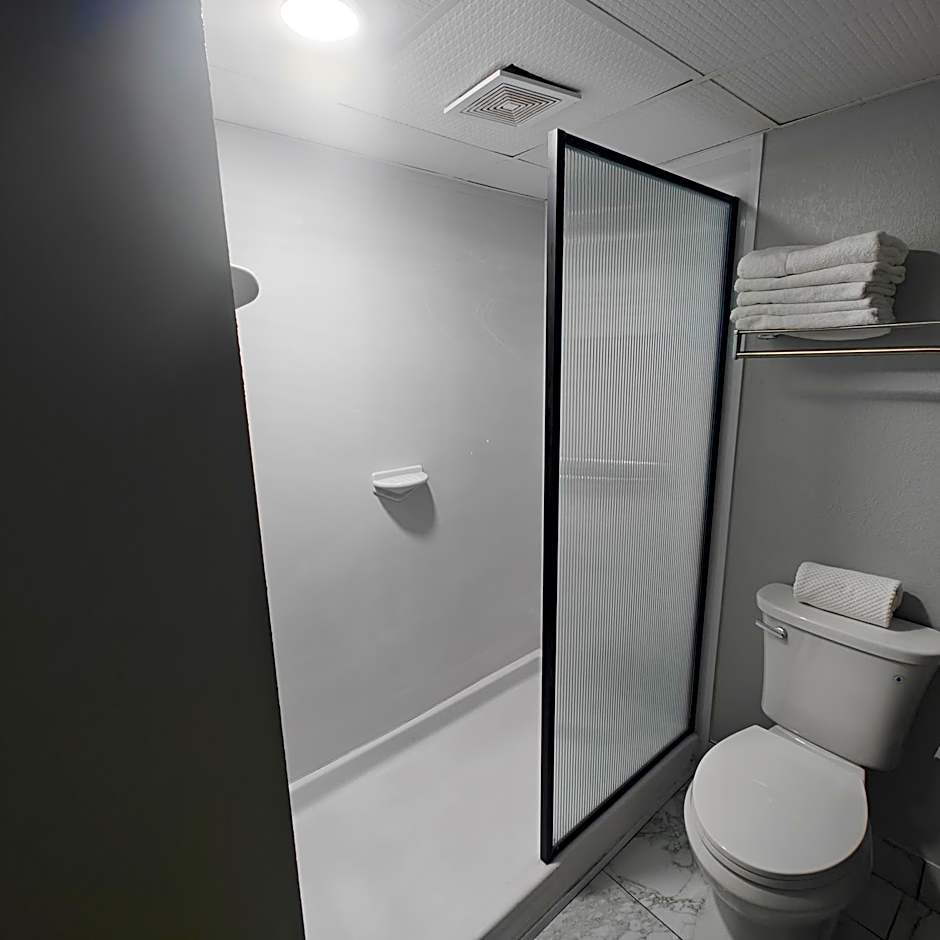 Mountain Vista Inn & Suites - Walking Distance to the Island