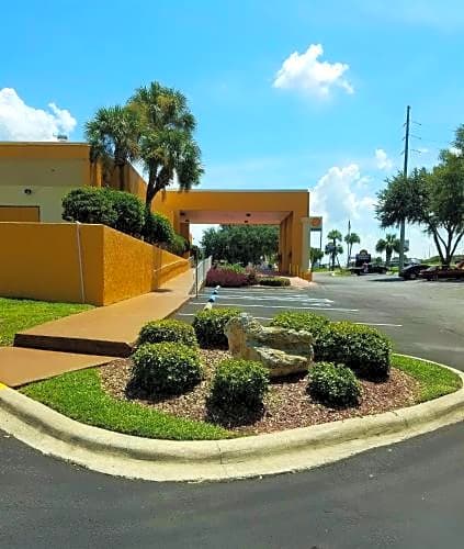 Days Inn & Suites by Wyndham Clermont