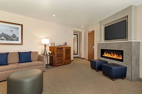 One-Bedroom King Suite with Sofa Bed and Fireplace