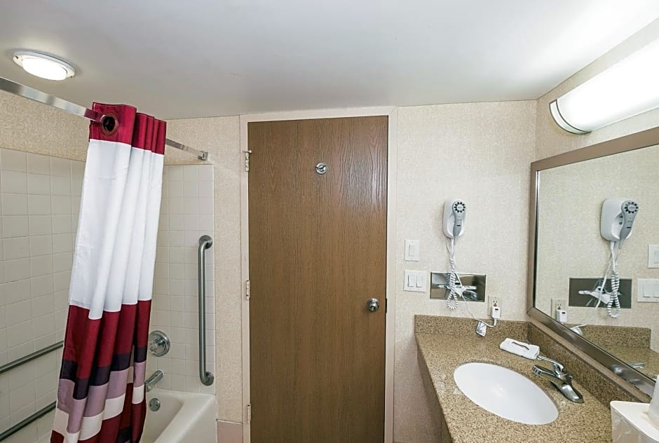 Red Roof Inn & Suites Mt Holly - McGuire AFB