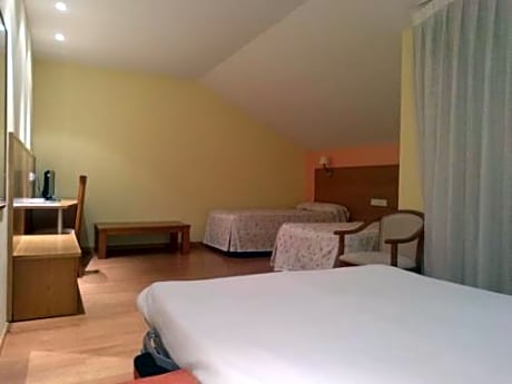 Family Room (2 Adults + 2 Children)