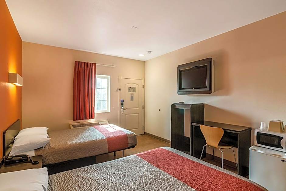 Motel 6 Bell Gardens