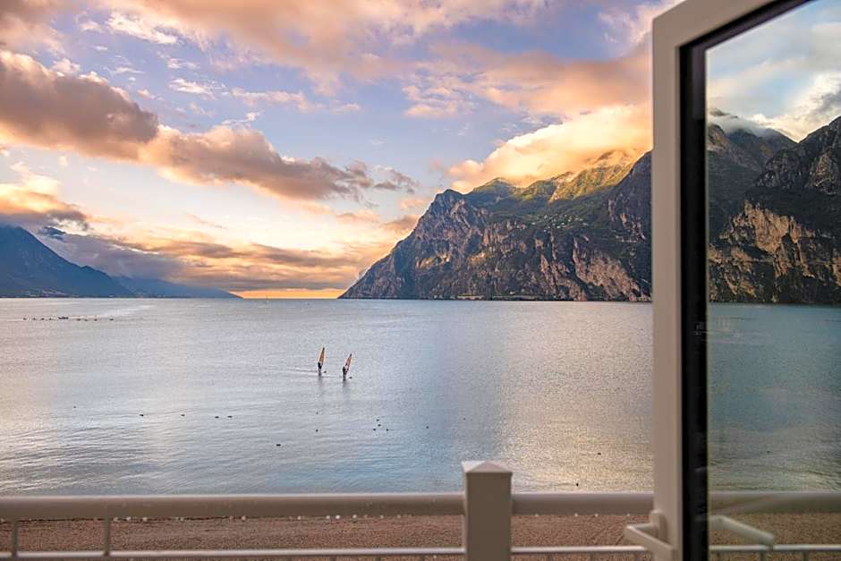 Hotel Baia Azzurra - Lake Front