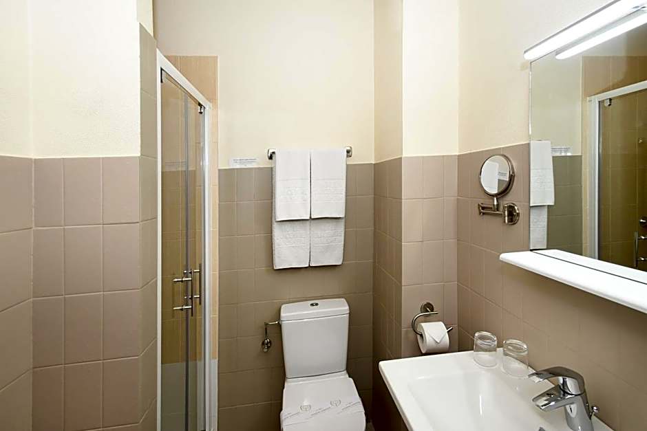 Logis Hôtel du Centre - Halte idéale en cyclotourisme avec garage à vélos clos