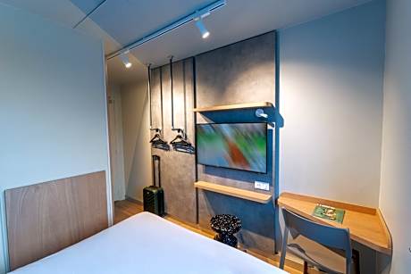 Standard room with double bed for single use