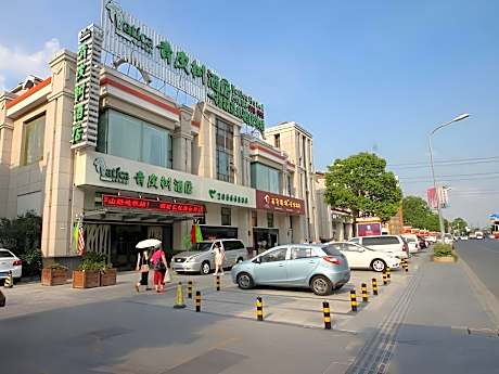 Vatica Shanghai International Tourism Resort Luoshan Road Subway Station Hotel