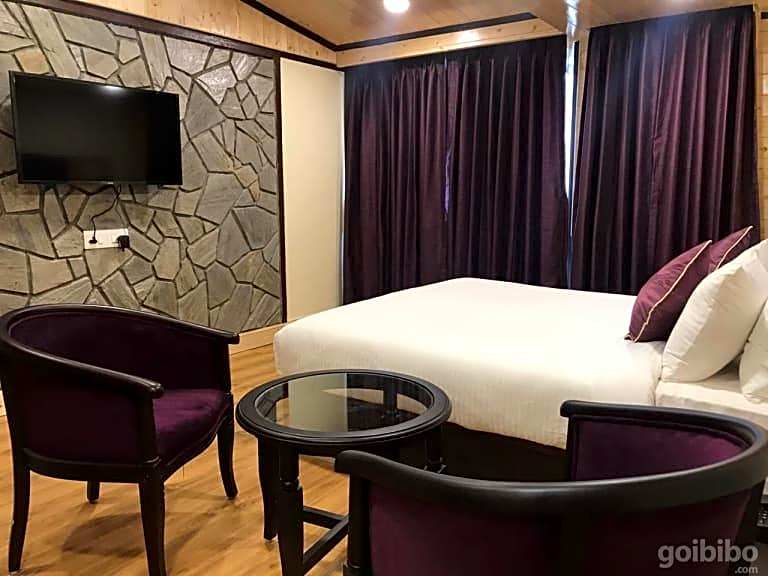 Sumitel Hotel 500 meters from Mall Road