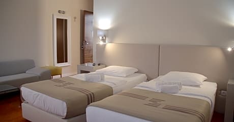 DELUXE DOUBLE OR TWIN ROOM