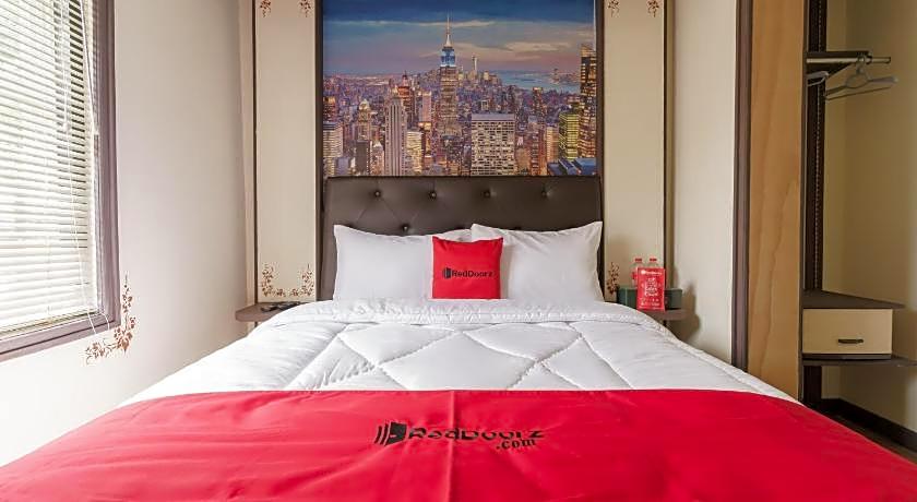 RedDoorz Plus @ Pondok Labu