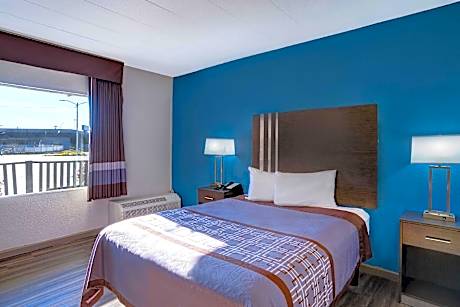 1 Queen Bed | ADA/RI Shower/Micfridge