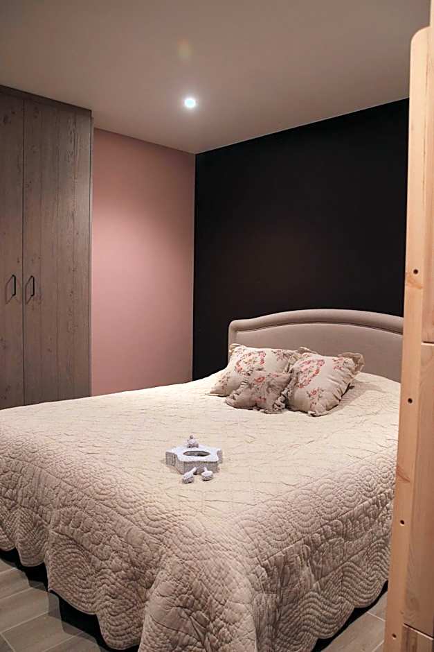 Foto 1 di 6 di 1 King Bed, Accessible, Roll in Shower