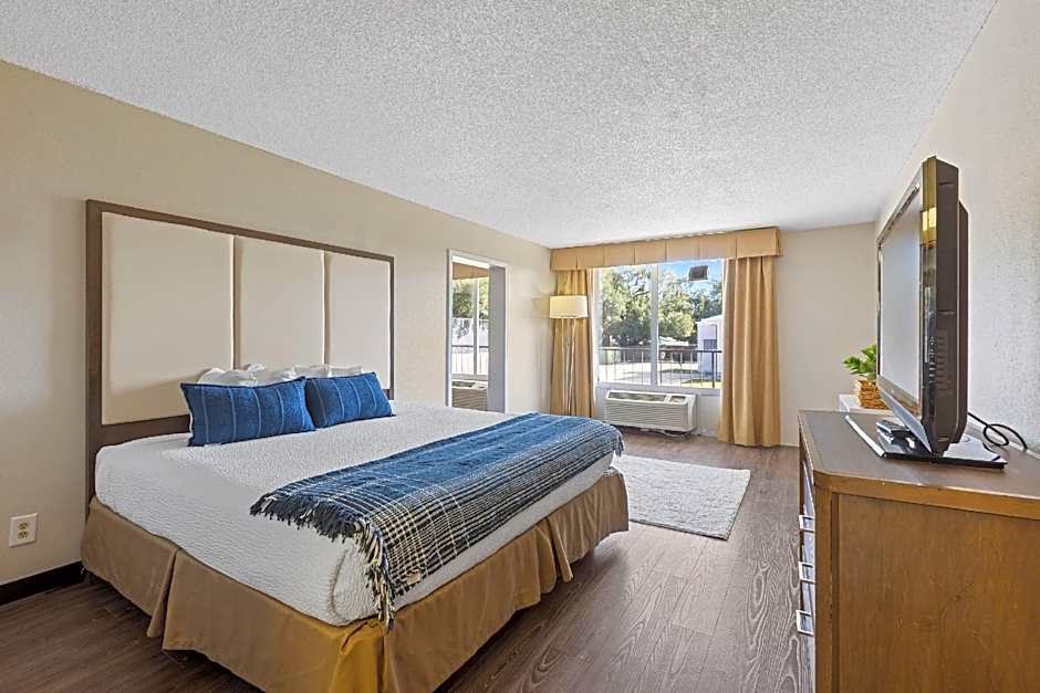 Photo 1 of 4 of 1 King Bed, Kitchenette, Non-Smoking