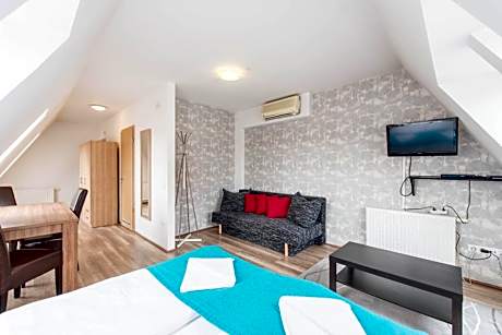 Deluxe Studio (3 Adults)