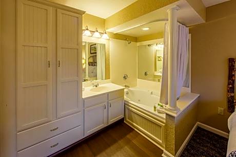 Two-Bedroom Villa Lodge 1 King 1 Queen Bed