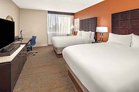 Queen Room with Two Queen Beds - Hearing Accessible