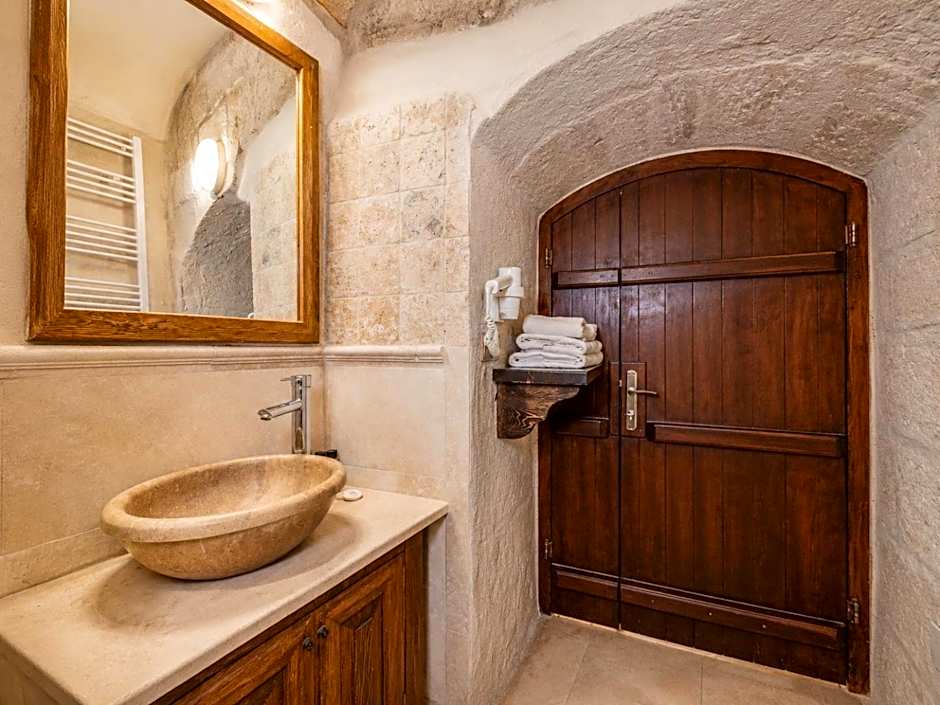 Castle Cave Hotel