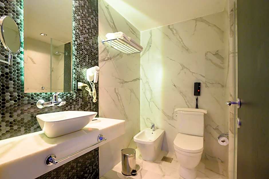Five Hotel & Residences