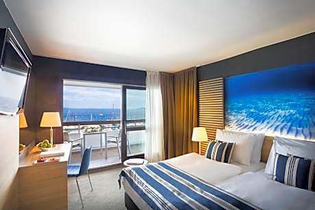 Superior Twin Room with Sea View and Sofa Bed