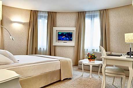 Deluxe Double Room with Sofa and Mountain View